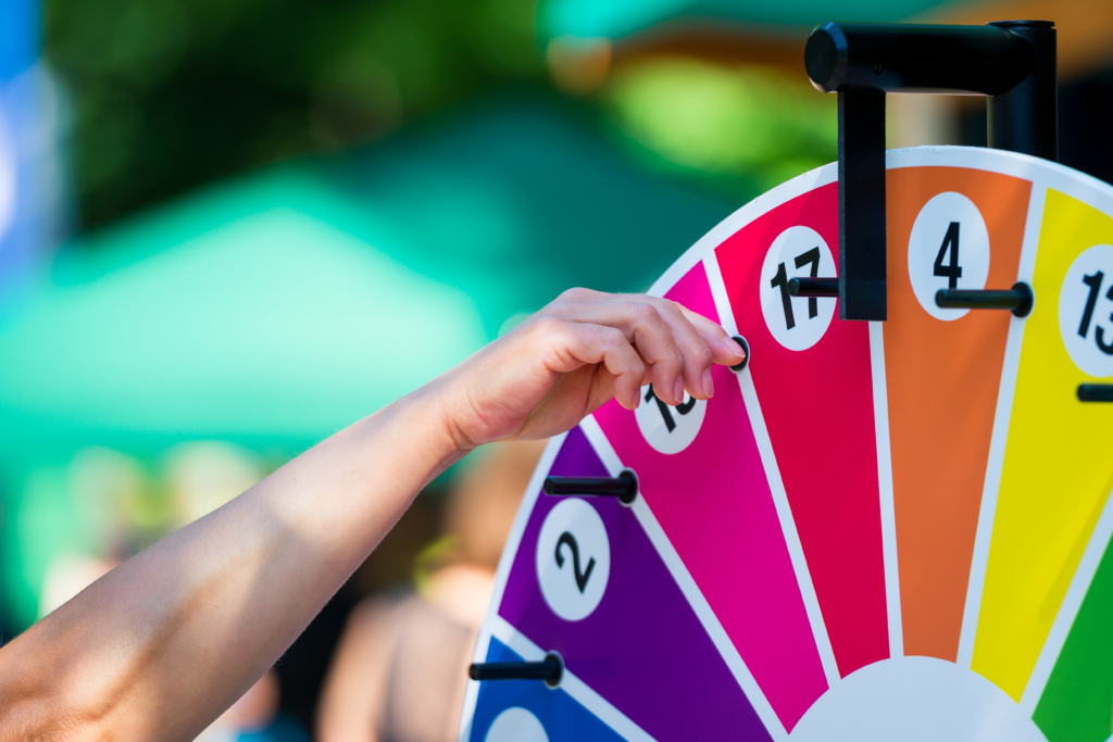 Image représentant une main s'apprêtant à tourner une roue
