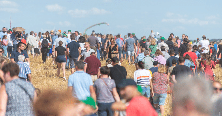foule dans un champ qui marche
