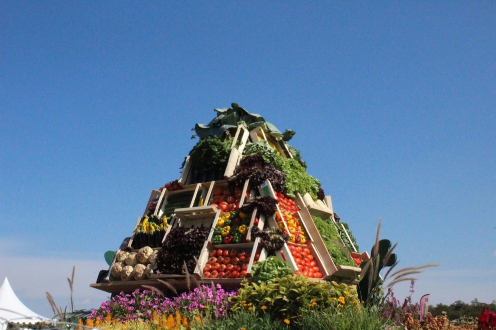 Pyramide de cagettes contenant des fruits et des légumes