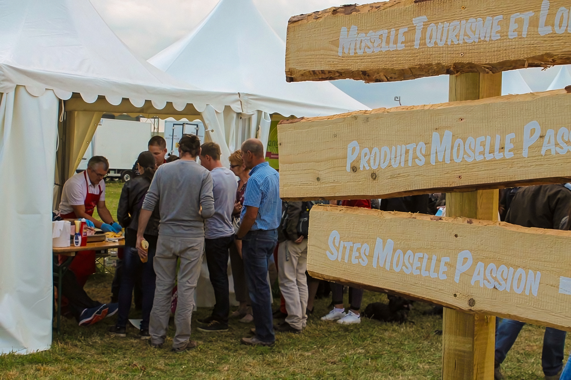 Participants arrêté à un stand sur le site de l'événement Les Terres de Jim